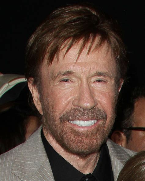 La madre de 101 años de Chuck Norris crió valientemente a sus 3 hijos