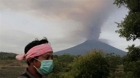 40000 People Evacuated Thousands Stranded As Bali Volcano Closes Airport