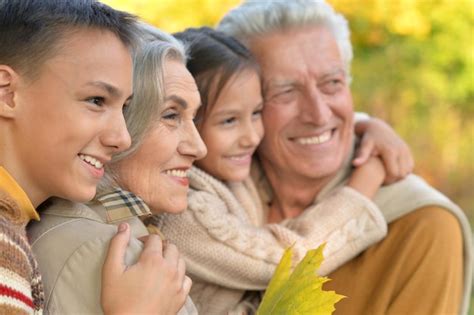 Retrato De Abuelos Con Nietos Foto Premium