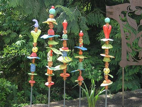 Garden Totems 28 Design Ideas In Glass Ceramic Mosaic And Wood