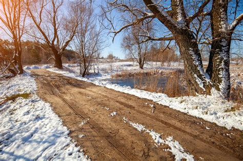 Paisagem Rural De Inverno Em Um Dia Ensolarado Tempo Gelado Lago