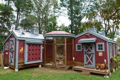 20 Creative Coops People Built For Their Chickens | DeMilked