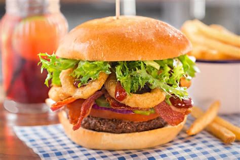 Burger Mit Rindfleisch Tomate Zwiebel Essiggurken Speck