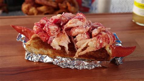 Best Lobster Roll In Maine Red S Eats In Wiscasset Youtube