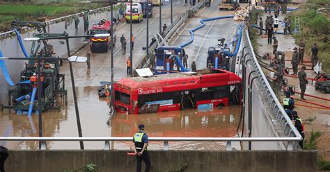 Deslizamientos De Tierra E Inundaciones Dejan Más De 30 Muertos En