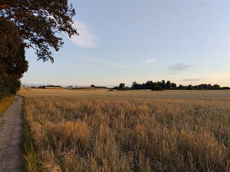 Round Hill Farmland © Oscar Taylor Geograph Britain And Ireland