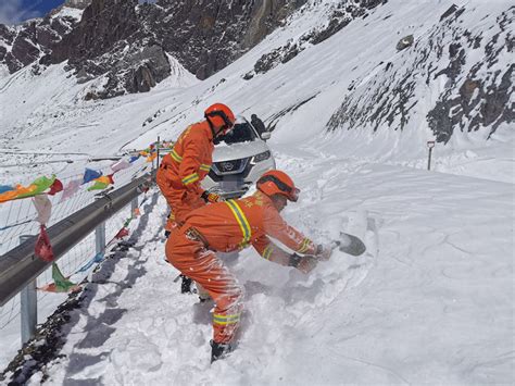 游客被困高海拔雪山上 四川阿坝消防成功救援 腾讯新闻