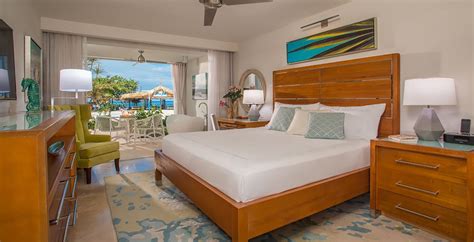 Beachfront Honeymoon Walkout Club Level Junior Suite with Patio ...