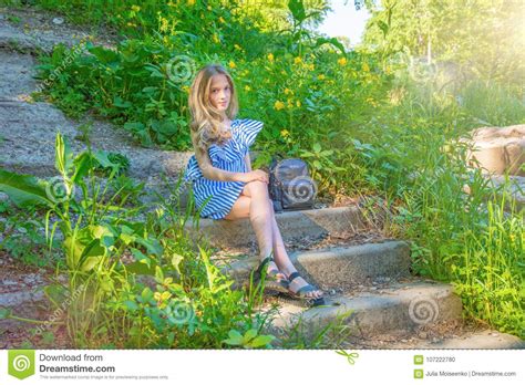 Menina Bonita Nova Que Senta Se Nas Escadas No Parque Flor Foto De