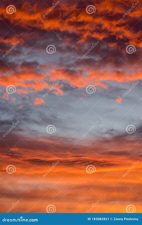 Cielo Rojo Anaranjado Al Atardecer Con Fondo De Nubes Imagen De Archivo