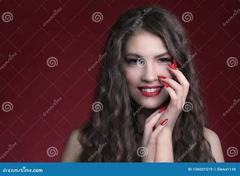 Mulher Bonita Sensual Que Levanta No Vestido Vermelho Menina Cabelo