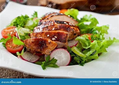 Ensalada De Las Verduras Frescas Con La Pechuga De Pollo Asada A La