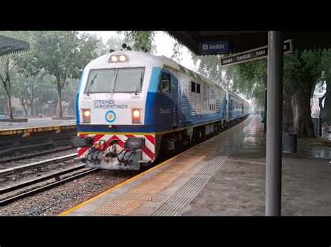 CNR CKD 8G n 0002 con tren vacío de pasajeros de larga distancia