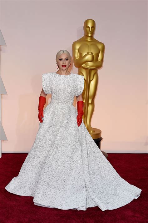 Lady Gaga S Oscars Look Includes Very Glamorous Dishwashing Gloves