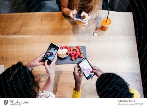 Frauen Fotografieren Gesundes Essen Im Cafe Ein Lizenzfreies Stock