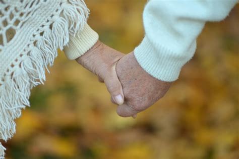 Pareja Cogidos De La Mano Juntos Foto Premium