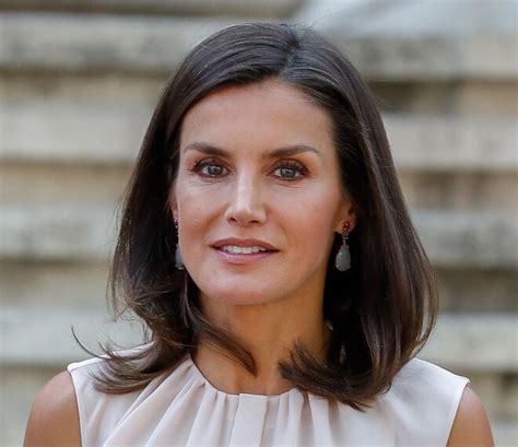 El misterio de las canas de la reina Letizia por qué un día tiene y al