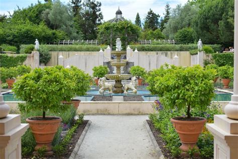 Fountain in Italian Renaissance Garden (Hamilton Gardens) Editorial Stock Image - Image of ...