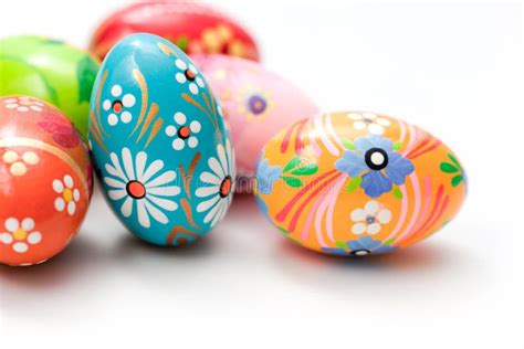 Ovo De Pascoa Pintado A Mão - Ovos Da Páscoa Pintados à Mão No Branco a Mola Modela a Arte Foto de ...