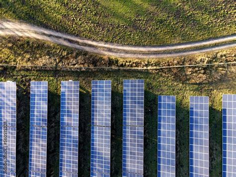 Photovoltaik Und Solaranlage Mit Solarpanels Auf Einer Wiese