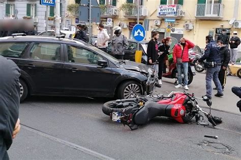 Grave Incidente Stradale A Napoli Durante Il Lavoro Due Poliziotti Dei