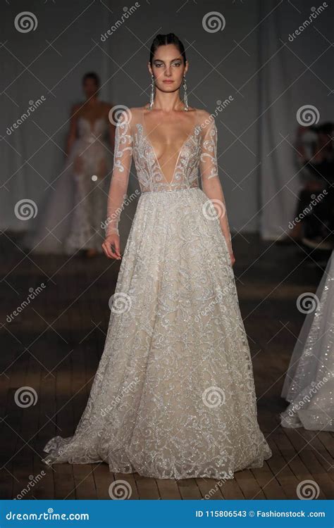 Un Modelo Camina La Pista Para El Desfile De Moda De Berta Bridal