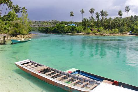 Danau Cantik Dua Rasa Danau Labuan Cermin Hello Indonesia