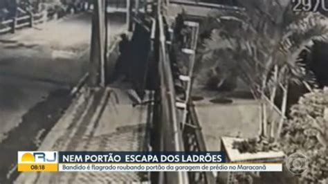 V Deo Homem Flagrado Roubando Port O Da Garagem De Pr Dio No