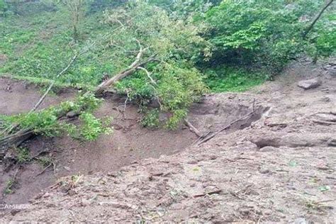 Foto Tertutup Longsor Akses Jalan Dua Desa Di Sikka Putus Total