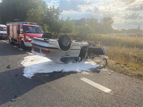 Poważny wypadek pod Świebodzinem Auto osobowe dachowało po zderzeniu z