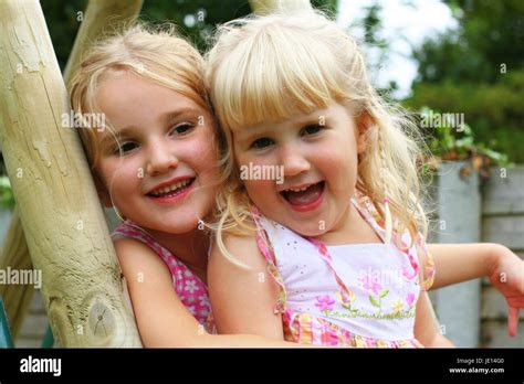 Portrait Photo Soeurs Blonde Blonde Assise Serrant Enfants Jardin D Enfants Famille Amour Joie
