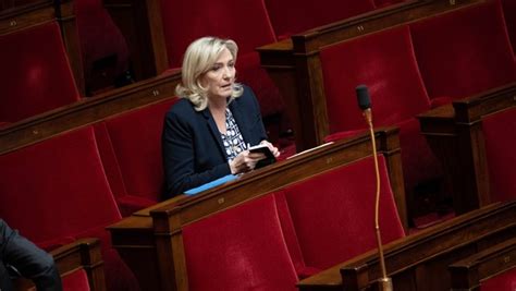 Manifestations Du Er Mai Marine Le Pen Voque Des Tentatives D