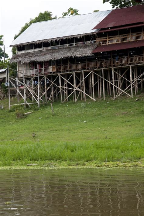 Maisons Sur Pilotis Dans La Lagune De Yarinacochas En Ucayaliperu Image