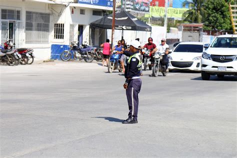 Obedece Las Se Ales Giradas Por Los Elementos De Polic A Municipal De