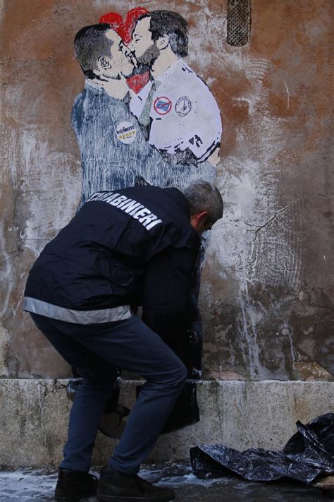 Roma Il Murales Del Bacio Tra Di Maio E Salvini E La Meloni Prende In