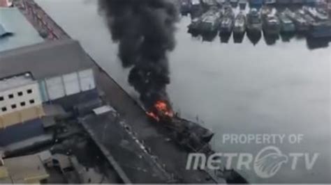 Bangkai Kapal Di Muara Baru Kembali Terbakar