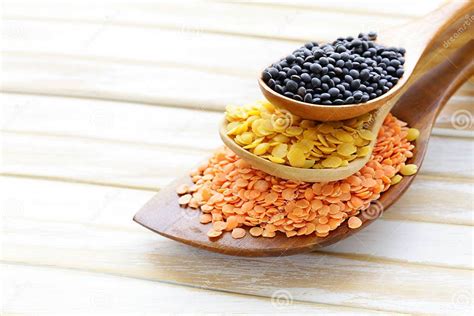 Elas Podem Ser Vermelhas Amarelas Ou Pretas - Tipos Diferentes Das Lentilhas - Vermelhas, Amarelas E Pretas Imagem de ...