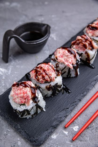 Delicioso Sushi Rollos Con At N Cocina Japonesa Foto Premium