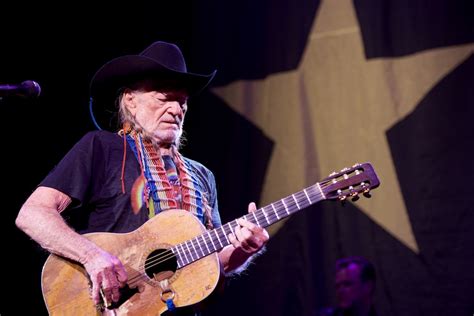 Willie Nelson's guitar 'Trigger' subject of Rolling Stone documentary