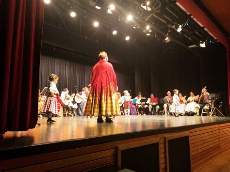 Agrupación Folklórica Santa Cecilia cantar y bailar la jota a cu