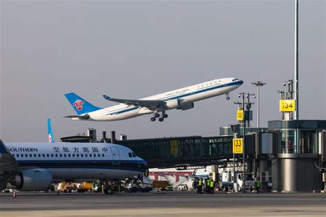 大兴机场国际及地区航班复航 首班北京大兴至香港顺利起飞 澎湃号·媒体澎湃新闻 The Paper