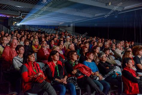 Personas Viendo Una Película En El Cine De Bellinzona — Foto Editorial