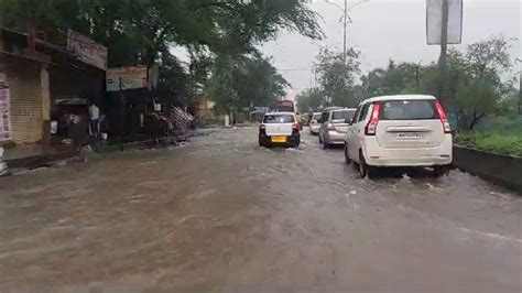 Mumbai Rain Update मुंबईत पावसाची दमदार हजेरी रस्ते वाहतुकीला ब्रेक