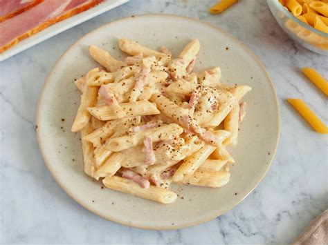 Macarrones con bacon y nata receta muy fácil rápida y económica