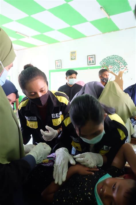 Sunatan Massal Mahasiswa I Stikes Gunung Sari Makassar STIKES