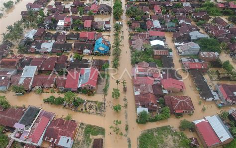 BANJIR RENDAM PERMUKIMAN DI PADANGPARIAMAN ANTARA Foto