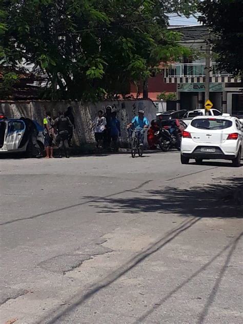 Vídeo Homem é morto a tiros no Centro de Rio das Ostras e três