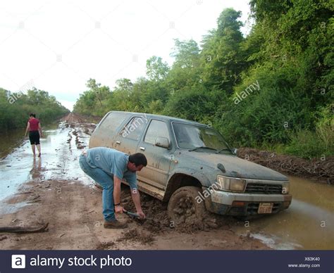 Car Stuck In Mud Stock Photos Car Stuck In Mud Stock Images Alamy