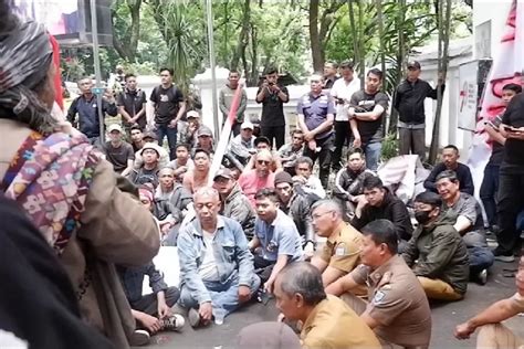 Tolak Relokasi Puluhan Pkl Dalem Kaum Kota Bandung Gelar Aksi Unjuk