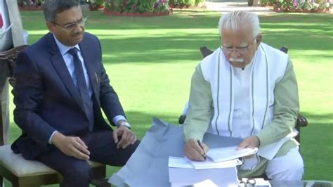 Haryana Cm Manohar Lal Khattar Holds Budget Signing Ceremony City